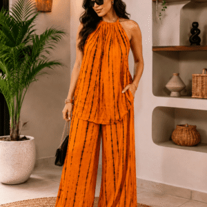 Ensemble haut dos nu et pantalon large.