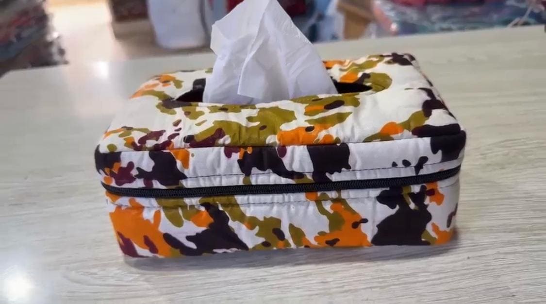 Housse de boîte à mouchoirs en tissu wax — camouflage, zip noir, fente ovale