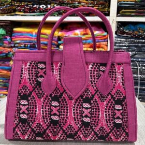 Sac à main rigide en raphia et pagne