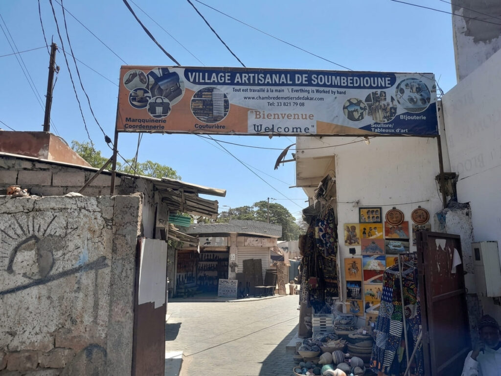 Au porte du Village artisanal de Soumbedioune